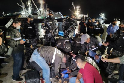 Las autoridades en plena tarea de requisa de la droga.