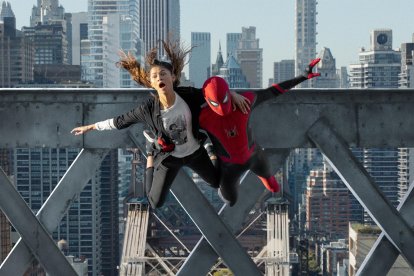 Fotograma cedido por Sony Pictures y Marvel Studios donde aparece Tom Holland como Spider-Man y Zendaya como MJ