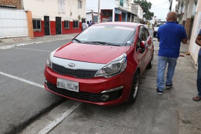 Este vehículo estaba parqueado en el sitio del suceso. Sufrió daños.