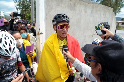 Wilson Haro ofrece declaraciones a la prensa luego de adjudicarse campeón tras la última etapa de la XXXVIII Vuelta Ciclística al Ecuador.