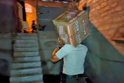 Un agente de la Policía cargando el alcaloide que fue incautado en el noroeste del Puerto Principal