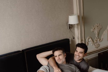 El actor Roberto Manrique y su novio.