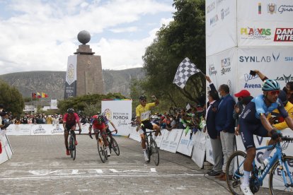 Steven Haro (Team Pichincha) al cruzar la meta en la Mitad del Mundo como campeón de la Vuelta al Ecuador.