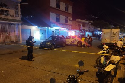 Agentes policiales llegaron al sitio para investigar el hecho violento.