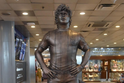 Estatua en honor al fallecido futbolista Diego Armando Maradona, en el Aeropuerto Internacional Ministro Pistarini, en la localidad de Ezeiza