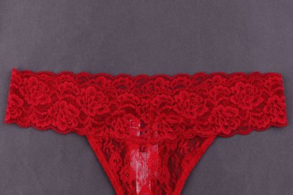 un pasajero de un avión usó una tanga roja en lugar de mascarilla, por lo que fue sacado.