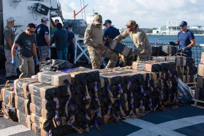 La Guardia Costera estadounidense decomisó 17.000 libras (más de 7.700 kilos) de droga.