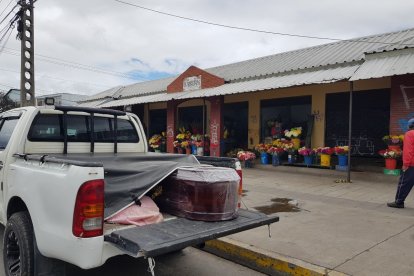 El cadáver fue trasladado a la morgue de Riobamba para determinar cuántas puñaladas recibió la mujer.