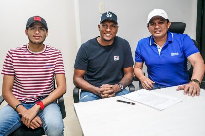 Máximo Banguera en el día de su cumpleaños firmó por el Delfín de Manta.