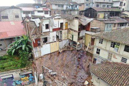 Unos 300 habitantes de seis barios del centro del cantó de El Oro ha sido ubicados en albergues temporales.