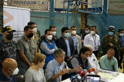 El presidente Lasso con sus ministros, técnicos y autoridades de Zaruma y El Oro, durante la rueda de prensa.