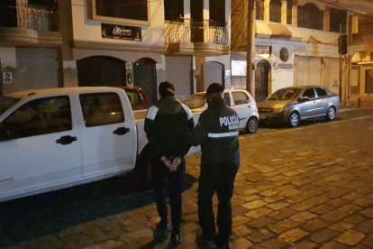 Aparte de Remache, la policía detuvo a dos sujetos para investigarlos por un  asesinato.