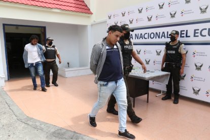 Los detenidos tenían un arma de fuego y una mochila con los objetos sustraídos