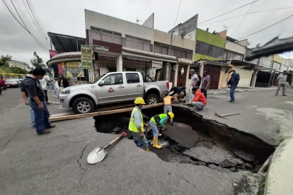 Empleados de la Empresa de Agua Potable de Ambato llegaron al sitio de la desgracia.