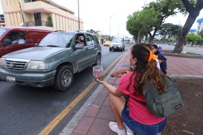 Mujeres venezolanas venden caramelos en las calles de Guayaquil. El comercio informal es una de las formas de conseguir algo de dinero.