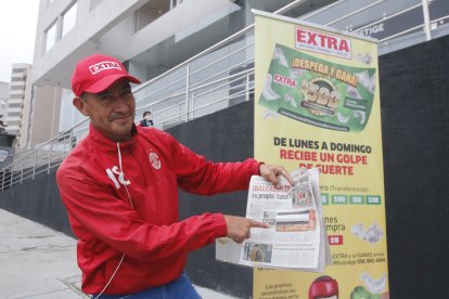Con una sonrisota, el quiteño César Poluchi muestra el mensaje que le ‘engordó’ la billetera.