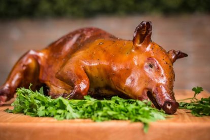 Al horno, la carne queda suave y tierna y el cuero crocante.