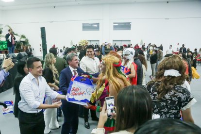 Un ‘honorable’ trencito, comilona, canastas navideñas y hasta show de talentos hubo en el agasajo.