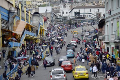 En la calle Mejía hay muchos comerciantes que se han tomado las veredas.