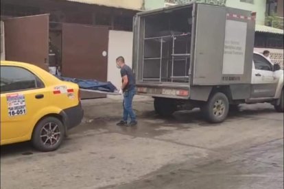 El cuerpo de la señora fue retirado del domicilio para el examen legal.