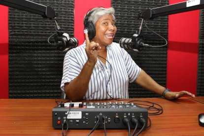 Dice que su voz es un regalo de Dios y que le ha permitido destacar en la locución.