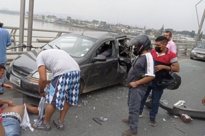 A consecuencia del accidente, una persona resultó herida y fue llevada a un hospital en Guayaquil.