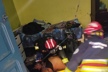 Cuando los bomberos llegaron para atenderla, ella tenía convulsiones.