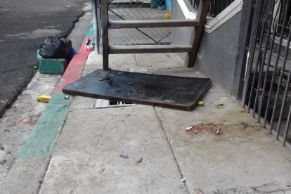 La víctima se metió a una casa donde se celebraba una reunión.