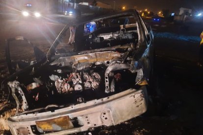 El religioso terminó desmayado por el humo que inhaló y una mujer que lo acompañaba logró sacarlo del carro que luego se incendió.