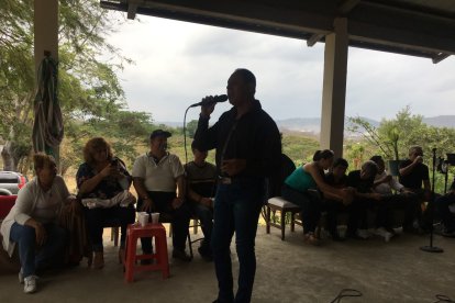 Daniel Ponce, más conocido como Fabianny, puso el toque romántico a la velada al pie de la cordillera Chongón-Colonche.