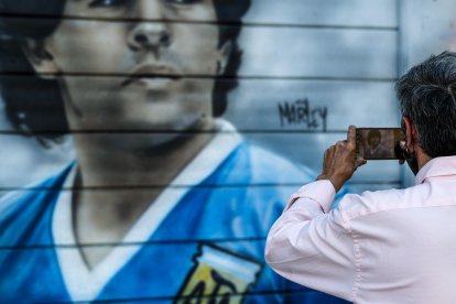 Este domingo fueron subastados gorros, guitarras, camisetas y cuadros, entre otros artículos, que pertenecieron al astro del fútbol pero los bienes más valiosos, dos departamentos y varios automóviles, no recibieron ninguna oferta.