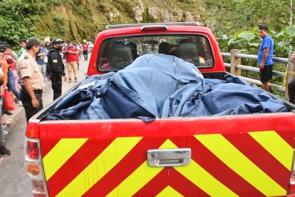 Los fallecidos fueron embarcados en una camioneta para llevarlos a la morgue.