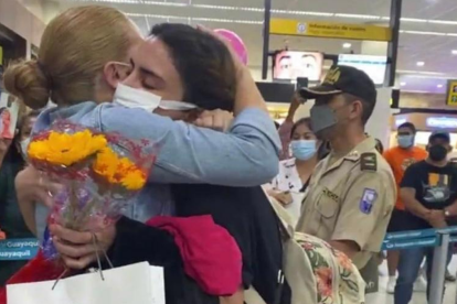 Mare Cevallos fue recibida por sus fanáticos en el aeropuerto de Guayaquil.