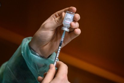 La enfermera fue arrestada por fingir vacunar a pacientes.