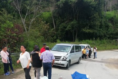 El cadáver del joven conductor quedó a pocos metros de la motocicleta en la que se accidentó.