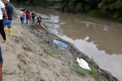 En el área donde los tres hermanos perdieron la vida, maquinaria pesada extrae arena.