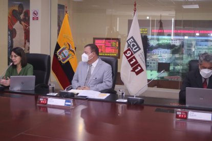 Miembros del COE Nacional durante la actualización de medidas.