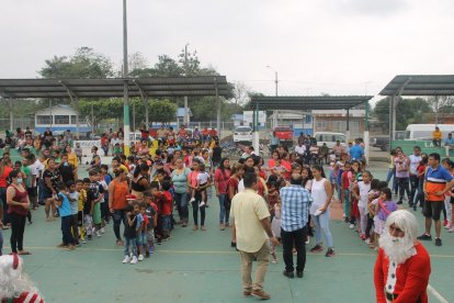 Cientos de niños en el recinto La Envidia, de La Troncal, recibieron una Navidad futbolera.