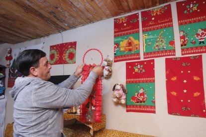 Marco Chauca adornó con motivos navideños el pequeño cuarto en el que vive con su  esposa. Tiene fe en cobrar sus sueldos.