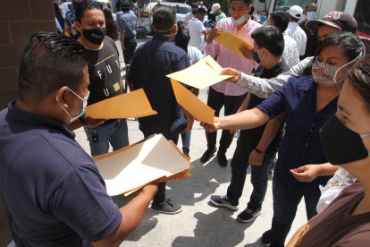 GRUPO DE PERSONAS DESEMPLEADAS ACUDEN A DEJAR SUS CARPETAS EN BUSCA DE UNA VACANTE EN UNA EMPRESA |
EN EL SUPERMERCADO DE CARNE LA ESPAÑOLA MUCHAS PERSONAS SE ACERCARON A ENTREGAR CARPETAS PARA UN PUESTO DE TRABAJO 22 DE SEPTIEMBRE DEL 2020 GUAYAQUIL-ECUADOR
