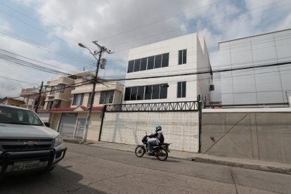 La joven venezolana cayó de esta edificación tras presuntamente saltar para intentar cruzar a otra casa.