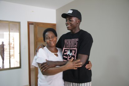 De ‘pelado’ trabajaba para ayudar a su madre. a sus 21 años, le renovó la ‘caleta’ a du mamita Marilyn Izquierdo. ¡Una locura navideña!