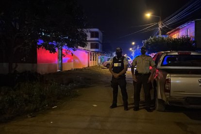 Los agentes llegaron  para evacuar a todos los del sector.