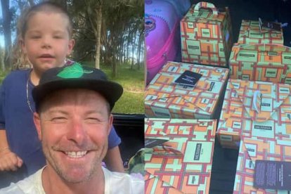 El pequeño junto a su padre y parte de las cajas con golosinas.