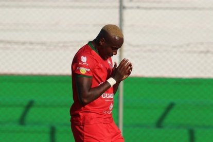 El delantero Kevin Mina pidió perdón a la afición ecuatoriana, por haber dicho que se sentía más boliviano que ecuatoriano.