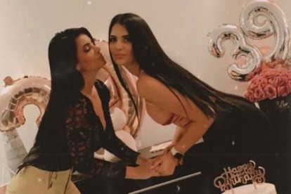 Naomi junto a Sara en la celebración de su cumpleaños 39. Todos le decían que parecían hermanas.