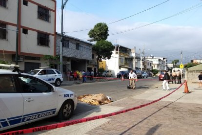 La víctima era cuidador de vehículos. Metió la pierna en una alcantarilla