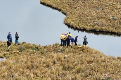 Las víctimas fueron localizadas en un lago, a unas dos horas de la carretera.