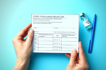 El carné de vacunación es obligatorio temporalmente para ingresar a centros comerciales, cines, teatros, entre otros.