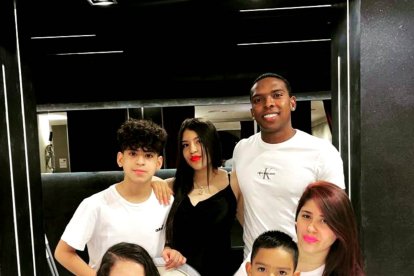 El futbolistas Gabriel Corozo (d) pasa la Navidad junto a su esposa Lilibeth García y sus hijos Sebastián, Dominick, Dafny y Harlep, en España.